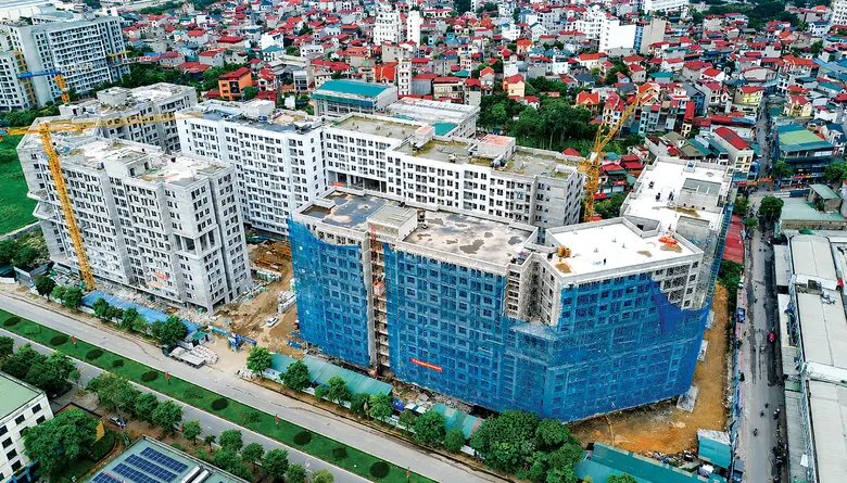Các khối nhà ở xã hội đang thi công, phủ lưới xanh, nhìn từ trên cao