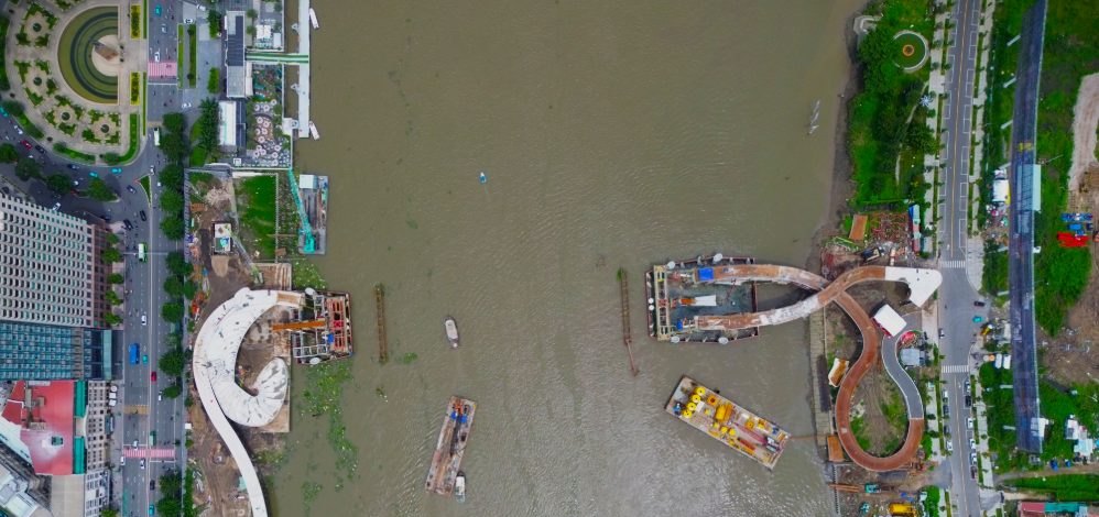 Hai đầu cầu đi bộ đang thi công trên hai bờ sông Sài Gòn, nhìn từ trên cao