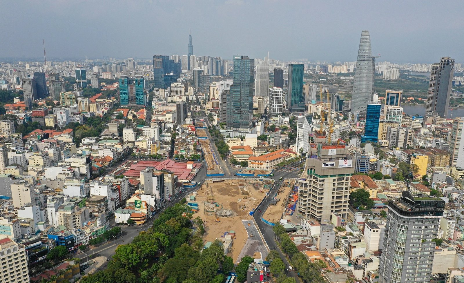 Toàn cảnh khu vực ga Bến Thành trong giai đoạn thi công, nhìn về phía sông Sài Gòn