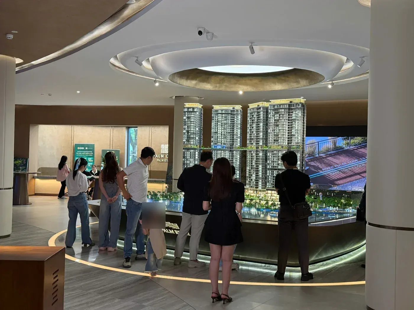 Khách tham quan mô hình sa bàn dự án Palm River tại khu vực trưng bày